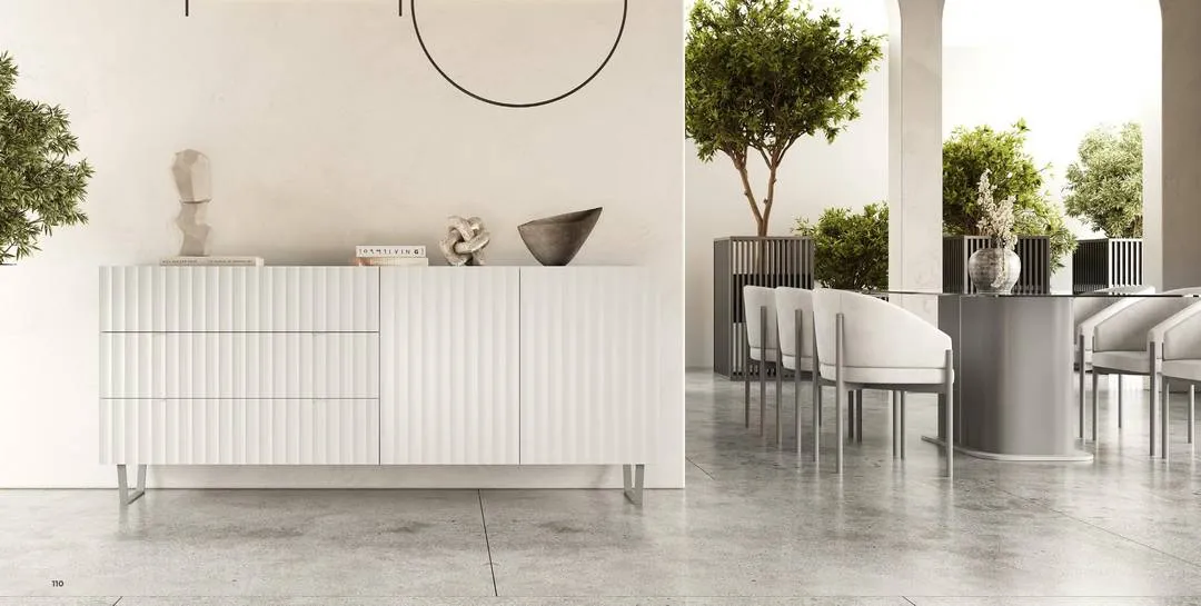 Aparador blanco con puertas acanaladas y patas metálicas - Muebles Hermanos Herrera