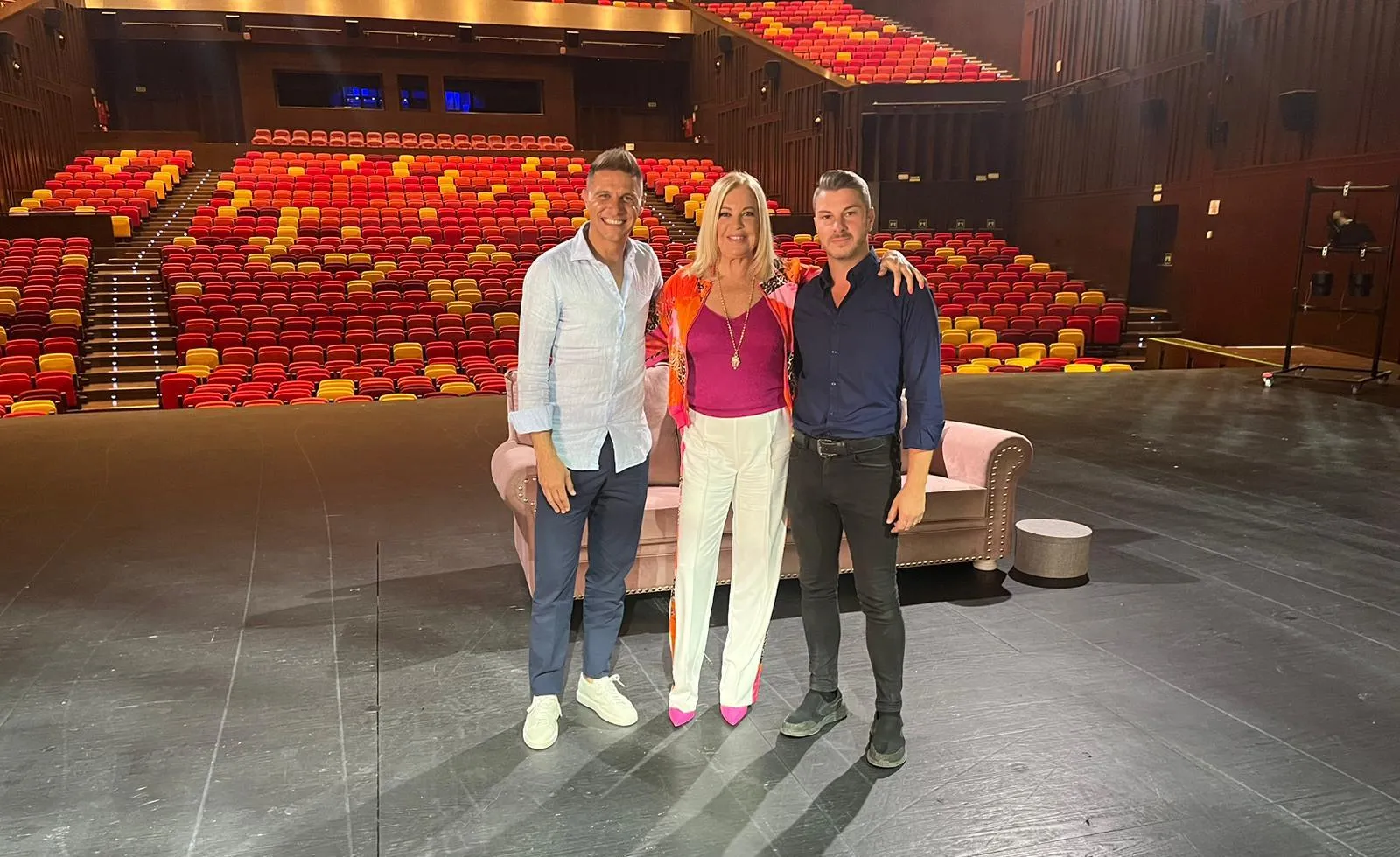 Colaboracion-programa-Joaquin-El-Novato-Antena-3-1_1 Plató de Joaquín El Novato en Antena 3 con sofá de terciopelo rosa de Muebles Hermanos Herrera