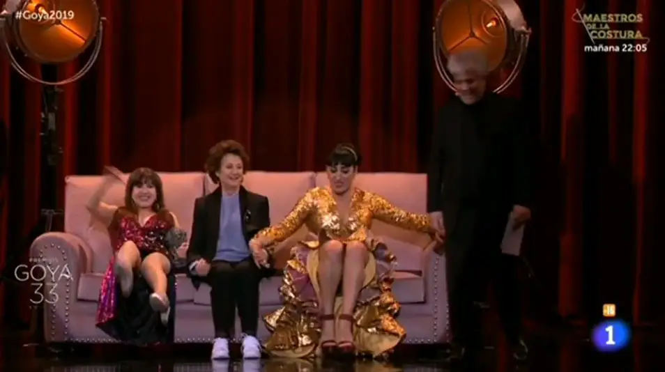 Premios-Goya-2019-Sevilla-Tienda-de-Muebles-Hermanos-Herrera-03-1 Pedro Almodóvar, Rossy de Palma y Loles León sentados en el sofá de Muebles Hermanos Herrera durante los Premios Goya 2019