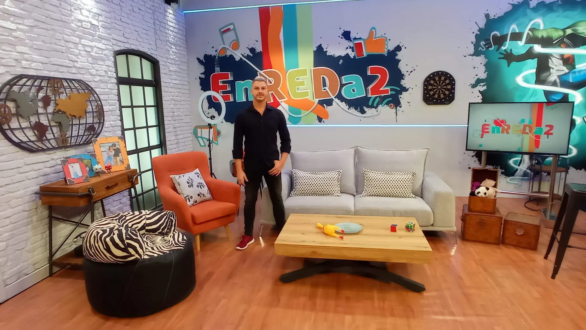 Tienda-de-Muebles-en-Sevilla-Muebles-Hnos-Herrera-Enreda2-Canalsur-001-scaled-1 Salón del programa Enreda2 de Canal Sur decorado por Muebles Hermanos Herrera con estilo industrial